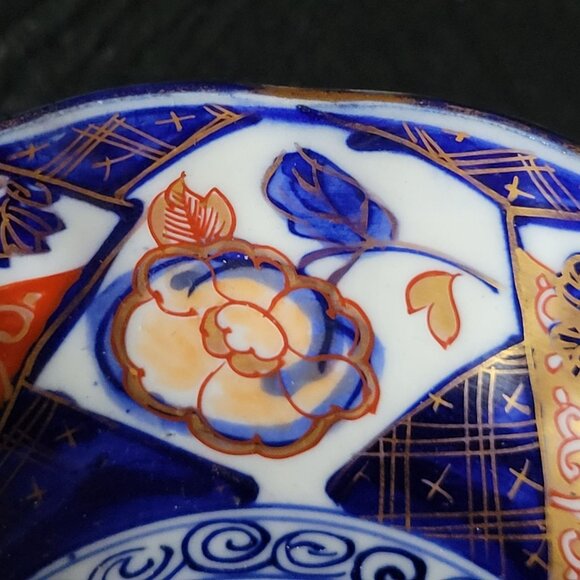 Antique Japanese Imari Porcelain Bowl w/ Mythical Kirin Design and Scalloped Rim - Picture 10 of 13